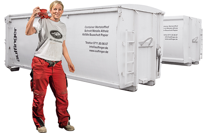 Aulfinger Mitarbeiterin mit roter Hose und weißem Shirt mit Schrott über der Schulter vor weißem Abrollcontainer der Firma Aulfinger