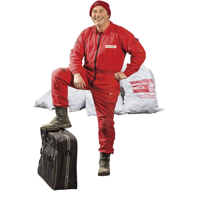 Aulfinger Mitarbeiter in rotem Overall mit Fuß auf Koffer vor Big-Bag für Mineralwolle