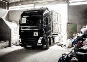 Lastkraftwagen beim Einfahren in eine Halle