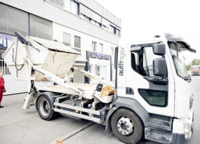 Volvo Absetzkipper nimmt 10 Kubikmeter Deckelcontainer auf