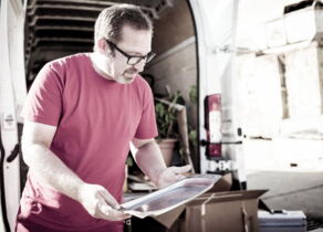 Mitarbeiter mit silbernem Tablett in der Hand