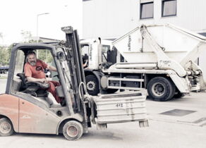 Roter Linde Gabelstapler mit Muldenkipper