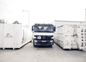 Actros Abrollkipper steht zwischen zwei 40 Kubikmeter Abrollcontainern