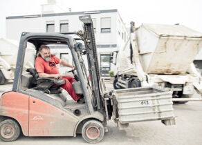 Roter Linde Gabelstapler mit Muldenkipper