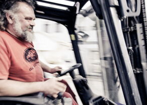 Gabelstapler Fahrer mit rotem T-Shirt