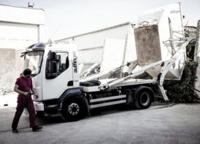 Container-Transporter, welcher einen Container ausleert
