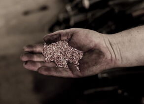 Metallspähne auf einer Hand in Nahaufnahme