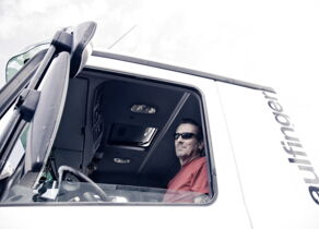Fahrer mit Sonnenbrille durch Seitenfenster fotografiert